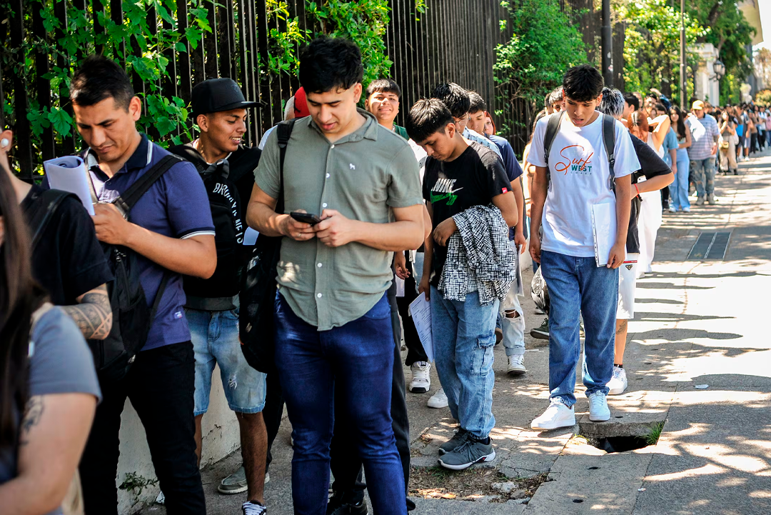 LLA sale a retener a los jóvenes que la llevaron al poder, en medio de una crisis habitacional y señales electorales contradictorias