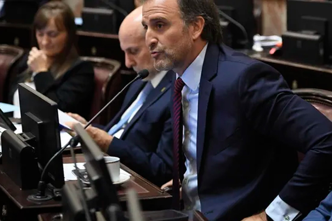 Un senador de LLA tiene una empresa de venta de tierras a extranjeros, y piden que no vote la reforma