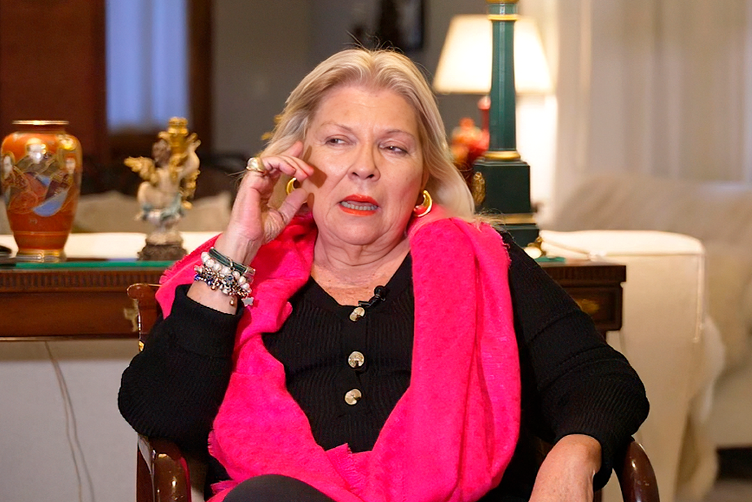 Elisa Carrió cruzó a Milei y a Macri: "empleadito bufón" e "hijo de niño rico"