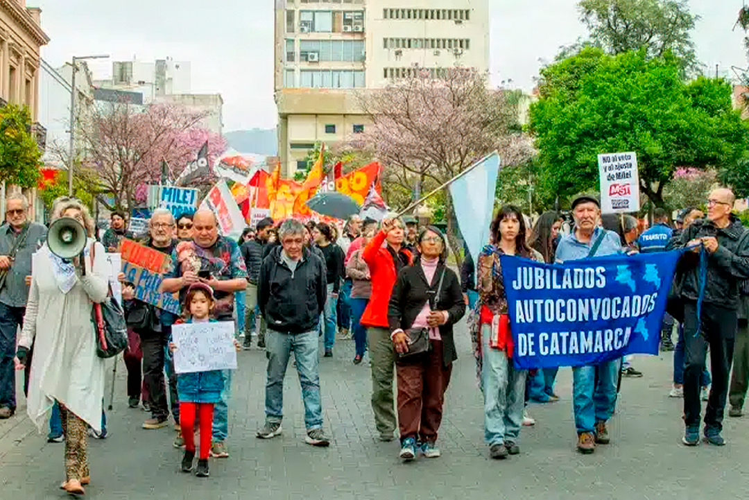 Jubilados marcharon por 83ª vez en Catamarca y reclamaron por PAMI, medicamentos y la política económica