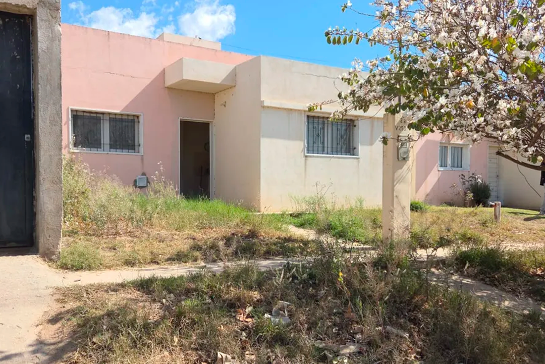 El IPV recuperó una casa abandonada en Valle Chico y se la entregó a una familia que esperaba desde hace trece años
