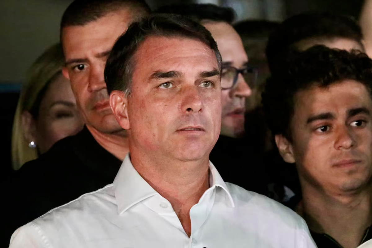 Flávio Bolsonaro salió de Brasil por Misiones y crecen las sospechas sobre el Gobierno