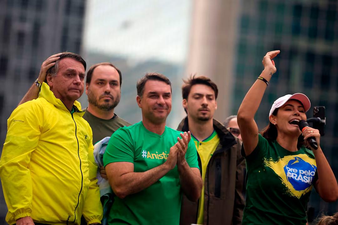 Los Bolsonaro ganaron cuatro bancas y van por la Presidencia para liberar al padre