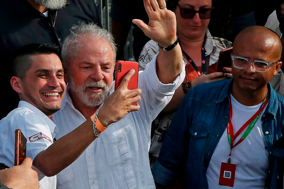 La política se juega en el celular: de las selfies de Lula a los bots de Cerimedo