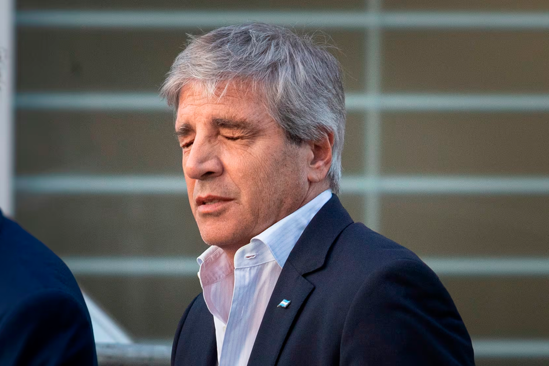 Milei blindó a Caputo con "traición a la patria" y el ministro va al FMI con una meta incumplida