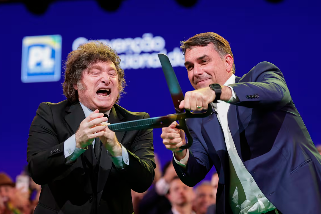 Milei hizo campaña por Flávio Bolsonaro desde Olivos y ató la relación con Brasil al resultado