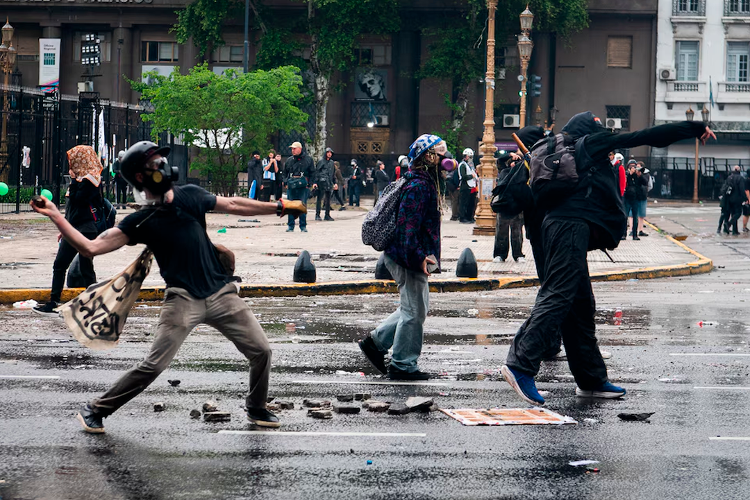 Piedras, gases y denuncias: qué pasó frente al Congreso y por qué cada medio lo cuenta distinto