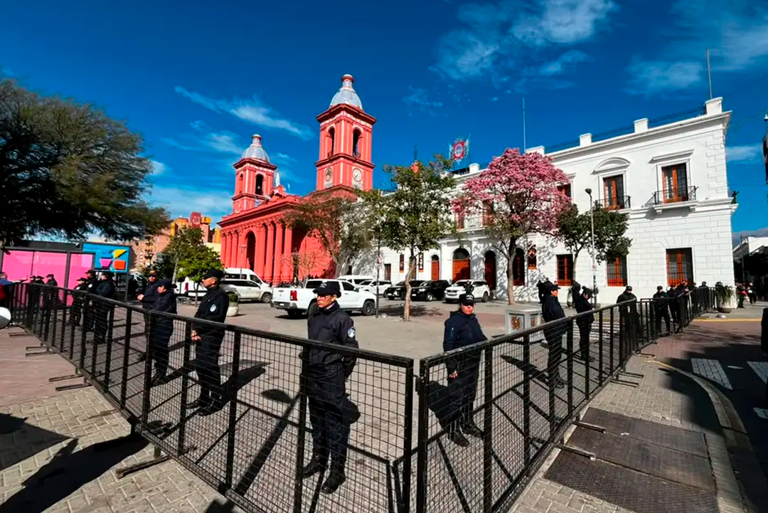 Seguridad sin precedentes y protesta, mientras avanza la firma del Acueducto Albigasta en la visita de Caputo y Santilli