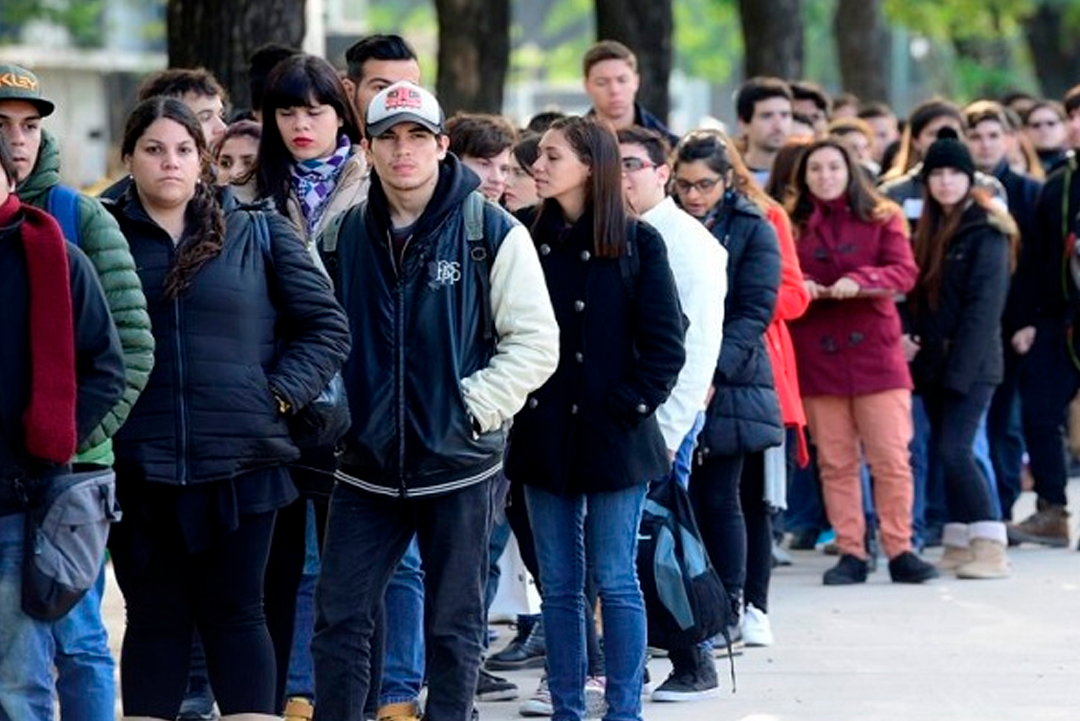 La UBA confirmó que se perdieron 241.000 empleos privados desde que asumió Milei y el salario mínimo cayó 40,5%