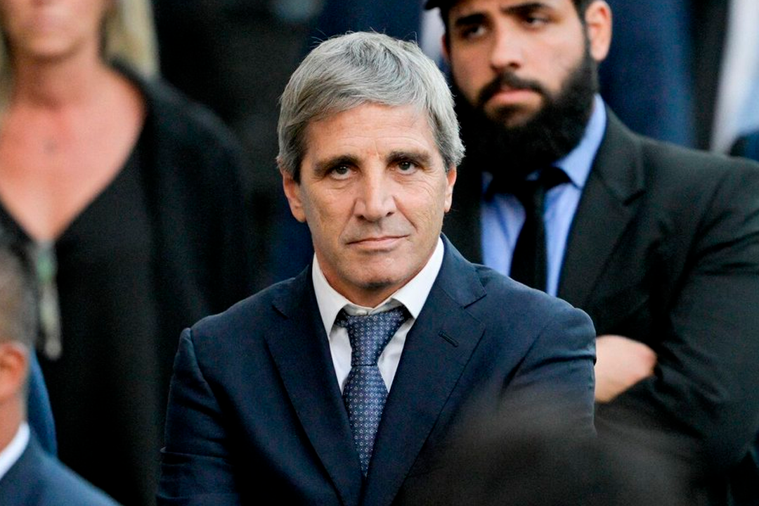 Caputo viaja a la cumbre del G20 y se reúne con Bessent, mientras el Congreso presiona por la deuda de casi 6 millones de familias