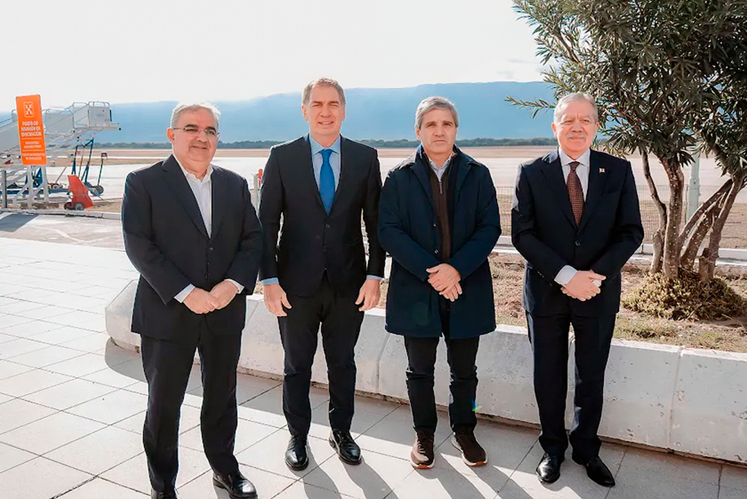 Arribaron a Catamarca el ministro de Economía Luis Caputo y el jefe de Gabinete Diego Santilli