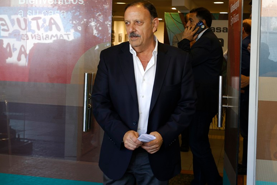 Quintela sondea una cumbre con Jalil, Jaldo y Sáenz para alejarlos de Milei, mientras suma a los intendentes peronistas bonaerenses