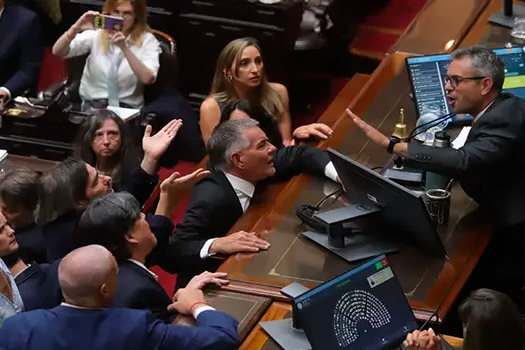 La oposición busca arrinconar a Milei en el Congreso: cita al embajador de EE.UU. y debate el desvío de fondos de rutas
